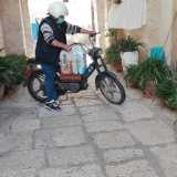 Ma � arrivato il momento di lasciare Gaetano al suo lavoro: c�� da consegnare i fardelli d�acqua alla signora di prima. Cos� il nostro amico si mette casco e mascherina e parte a bordo del suo ciclomotore